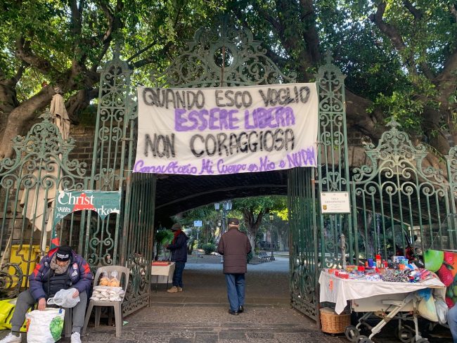 Appesi striscioni di sensibilizzazione dopo lo stupro a piazza Alcalà