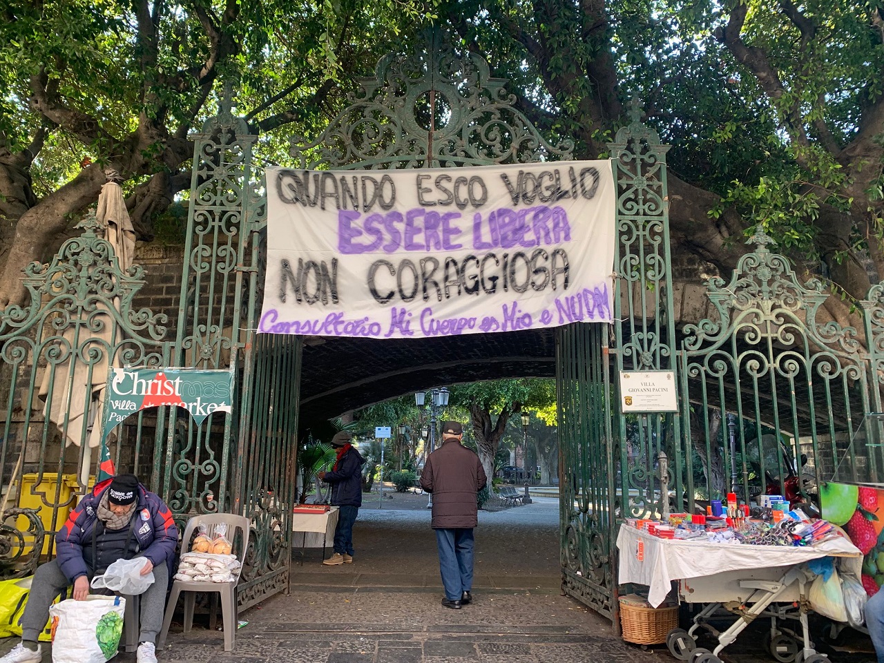 Appesi striscioni di sensibilizzazione dopo lo stupro a piazza Alcalà