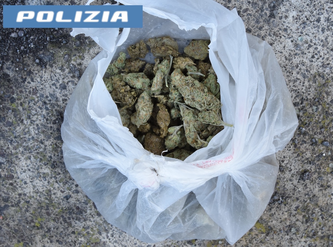 Adrano, sequestro di sostanze stupefacenti e artifici pirotecnici illegali