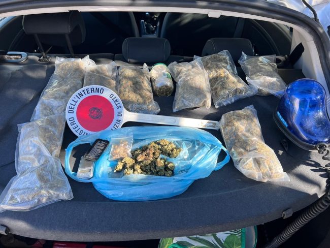 Operazione ad Agrigento, sequestrati 3,5 kg di droga: arrestata una donna e denunciato un giovane