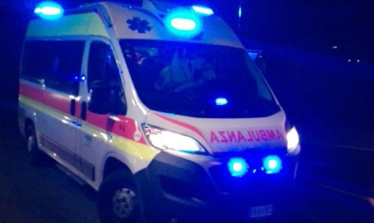 Incidente a Siracusa, centauro “vola” dalla moto e finisce in ospedale: travolto e ucciso un cane