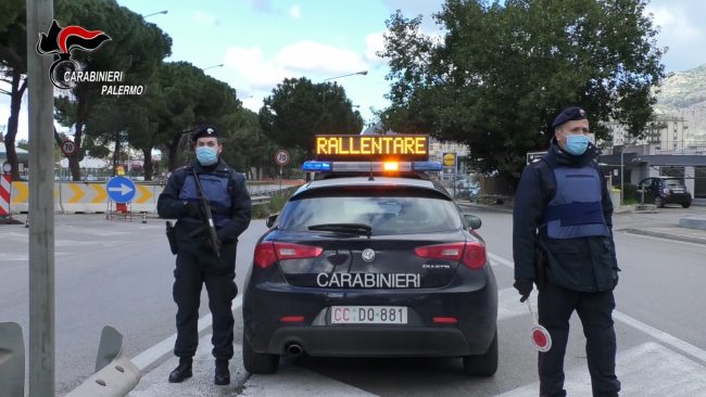 Bagheria, giovane forza posto di blocco e viene arrestato