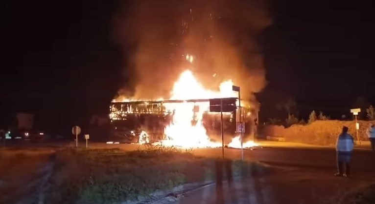 Incendio nel Palermitano, tir carico di fette biscottate prende fuoco