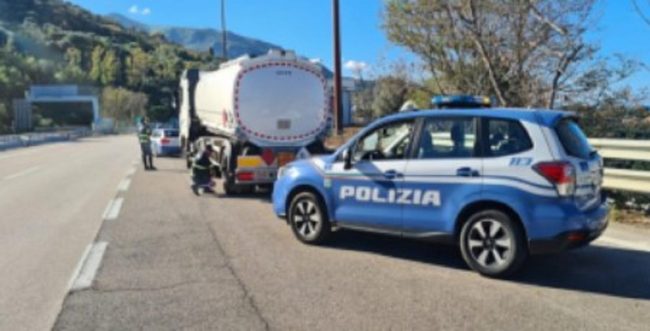 Camionista ubriaco sfreccia sulla A20 invadendo l’altra corsia