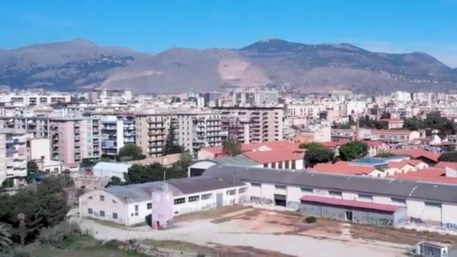 Crolla muro di cinta tra i cantieri culturali alla Zisa e un condominio