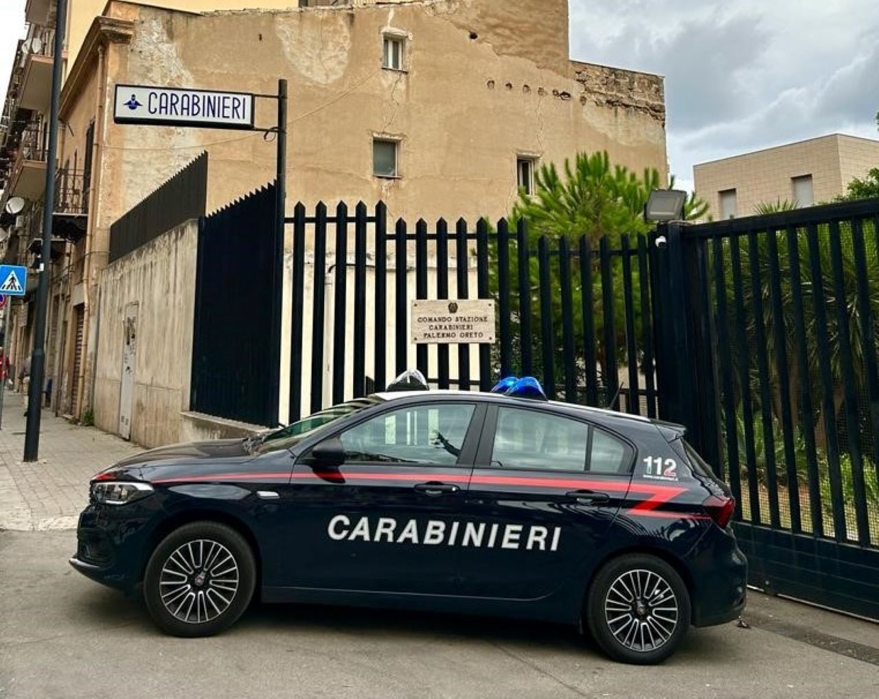 Al bar senza pagare per mesi minacciando il titolare: arrestati 4 palermitani della stessa famiglia