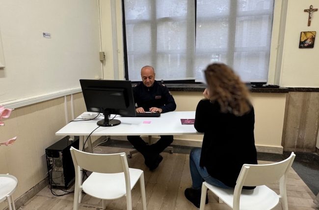 Aggressione a Catania: arrestato giovane per tentata estorsione su nonna e mamma