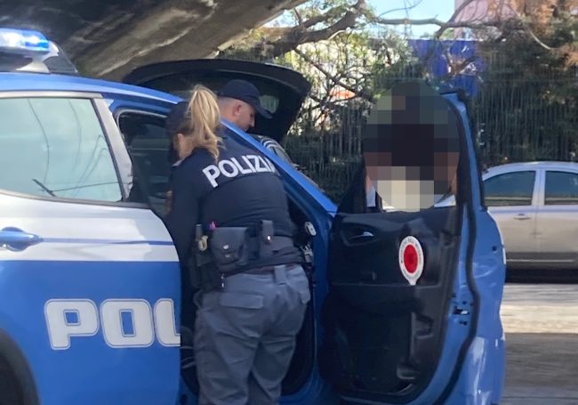 Catania, donna violentata da due uomini mentre aspetta l’autobus: due arresti