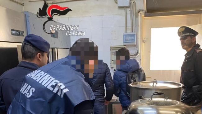 Nas sequestrano 90 kg di carne e pesce in un ristorante di Aci Castello: sospesa l’attività
