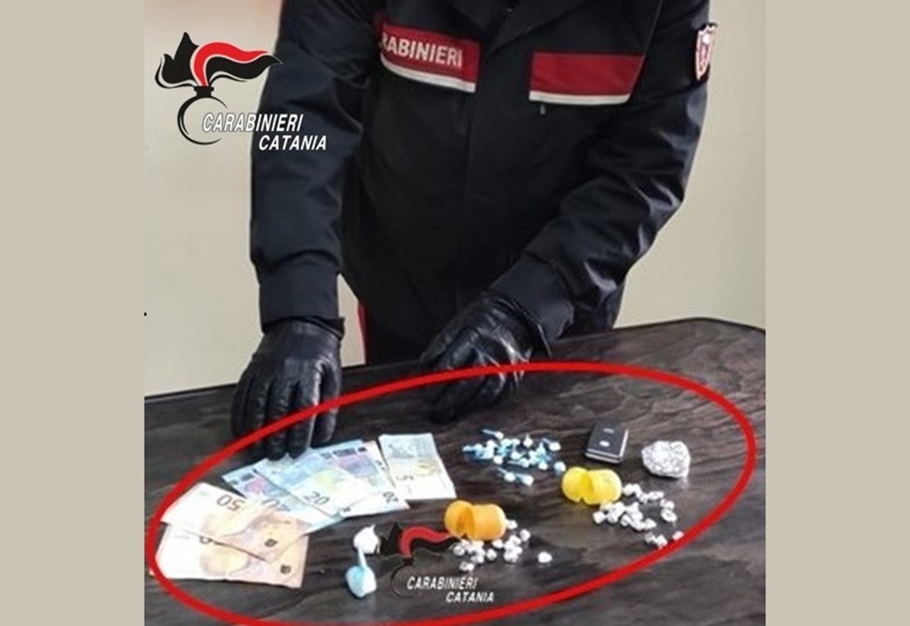 Giarre, alle 3 del mattino in piazza con la cocaina: denunciato