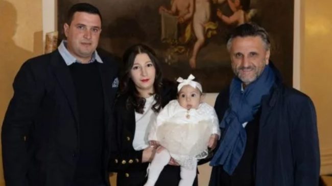 La “favola di Natale” di Enna: salvato dai maltrattamenti, ringrazia il poliziotto chiedendo di battezzare sua figlia