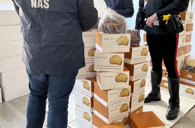 Sequestrati migliaia di panettoni scaduti con etichette contraffatte
