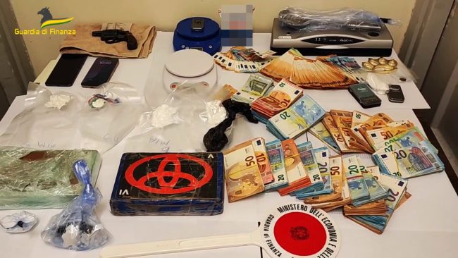 Operazione antidroga a Gela: sequestrati oltre 2,5 kg di cocaina e armi. Tre arresti – VIDEO