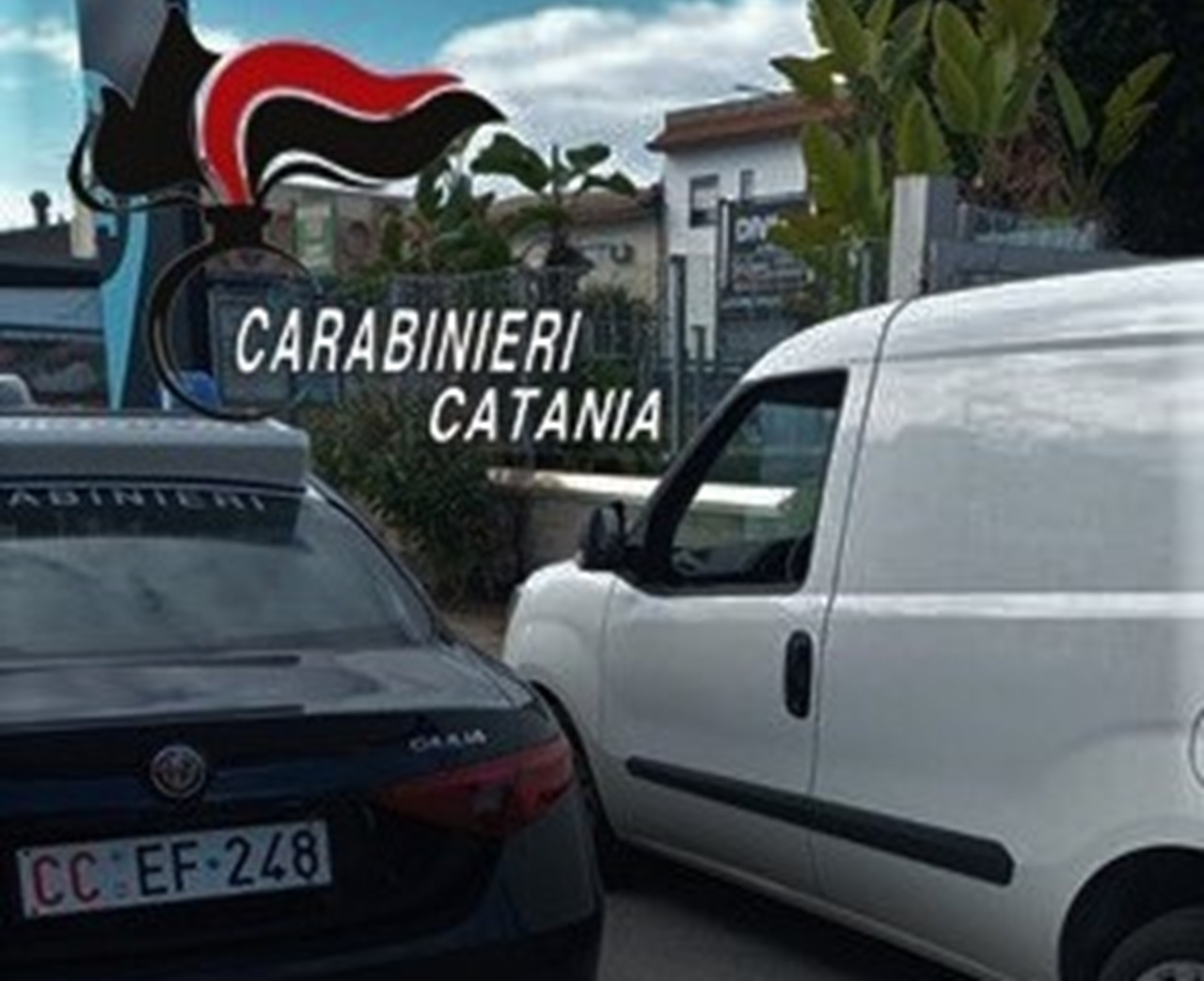 Catania, vede i carabinieri e scappa ma viene arrestato