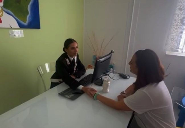Viene aggredita dal marito ma una videochiamata riprende tutto: arrestato 48enne
