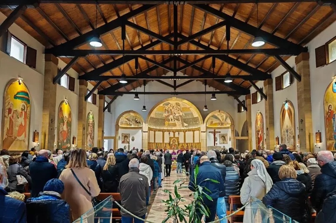 Lacrime per il parroco di Brancaccio che ha raccolto l’eredità di Don Pino Puglisi