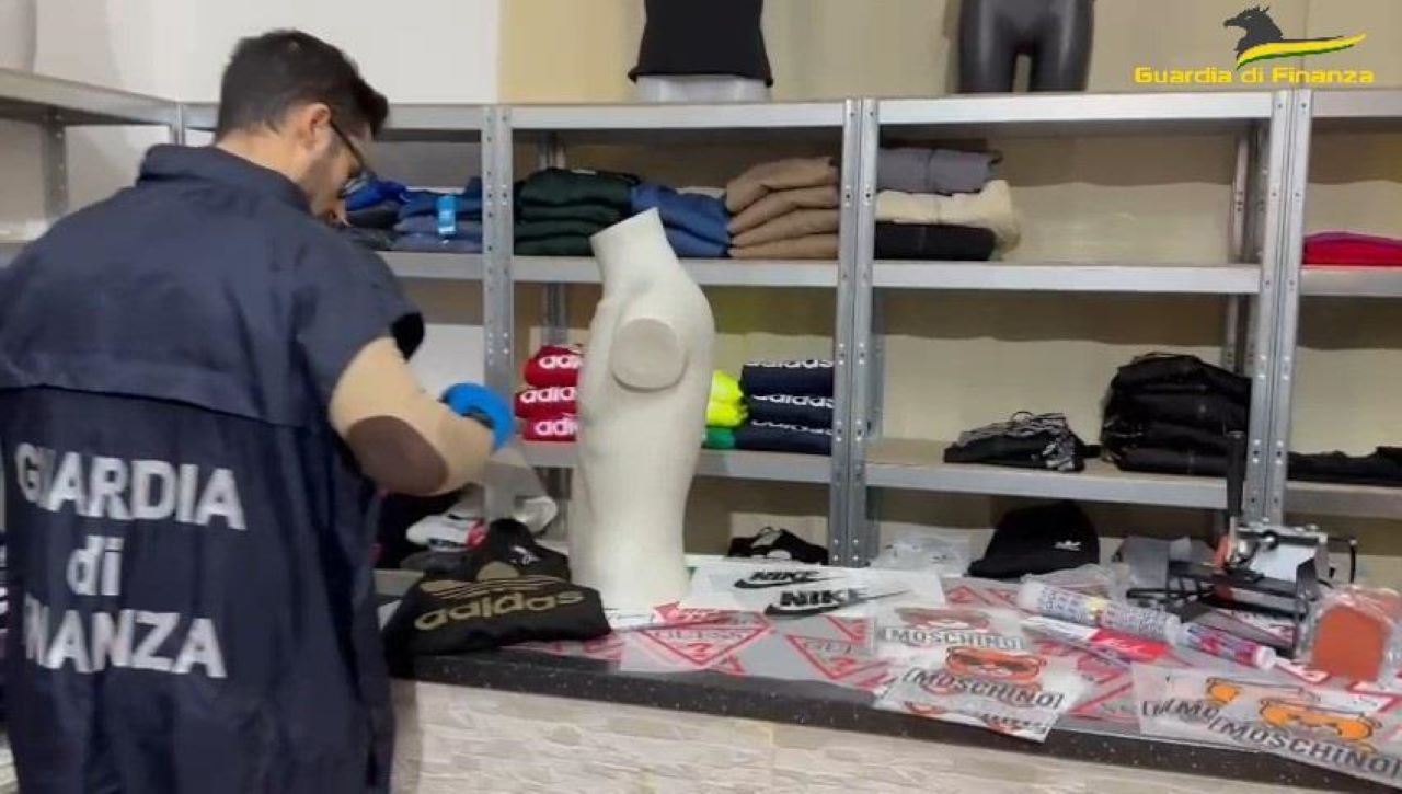 Maxi sequestro a Comiso: scoperta una “boutique” di merce contraffatta