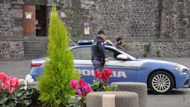 Dal parcheggio conteso tra due fratelli alle minacce di morte del padre: furiosa lite familiare a poche ore dal Natale