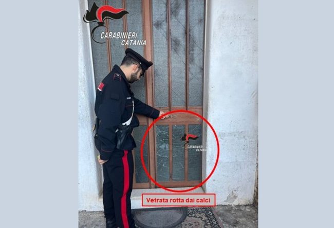 Prende a calci la porta di casa della fidanzata perché lei si rifiuta di restare al telefono: arrestato
