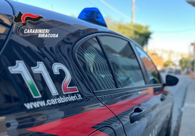 Tenta di sfondare la porta di casa dei genitori anziani per avere soldi: arrestato 39enne
