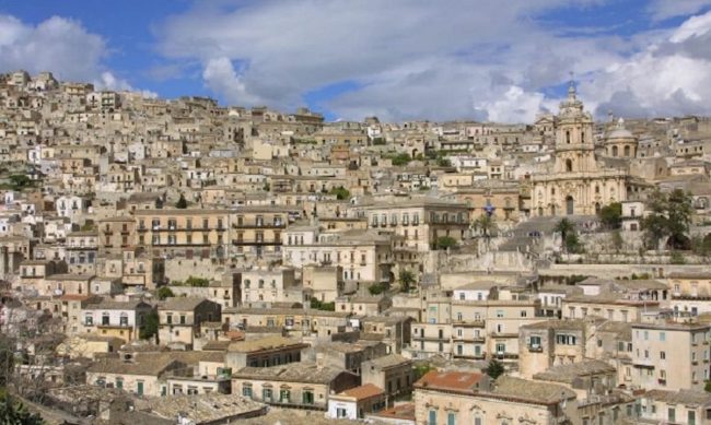 Tragedia a Modica Alta: donna colta da malore, la sorella cade per chiedere aiuto. Morte entrambe