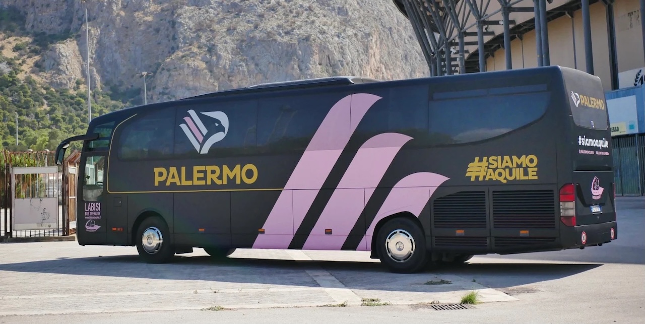 Agguato al pullman del Palermo Calcio: bombe carta e vetri rotti nella notte a Carini