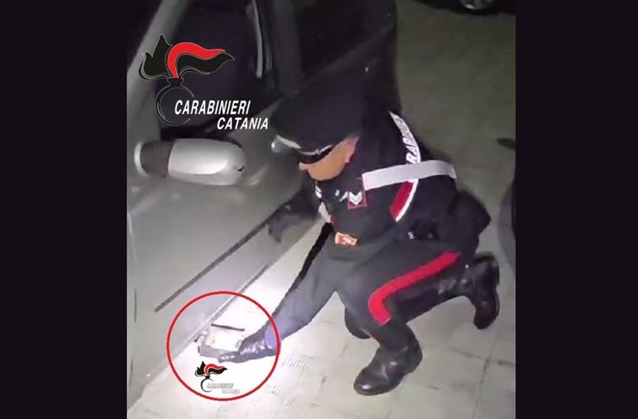 Spacciatore “ingegnoso” nel Catanese beccato dai carabinieri con la droga: arrestato