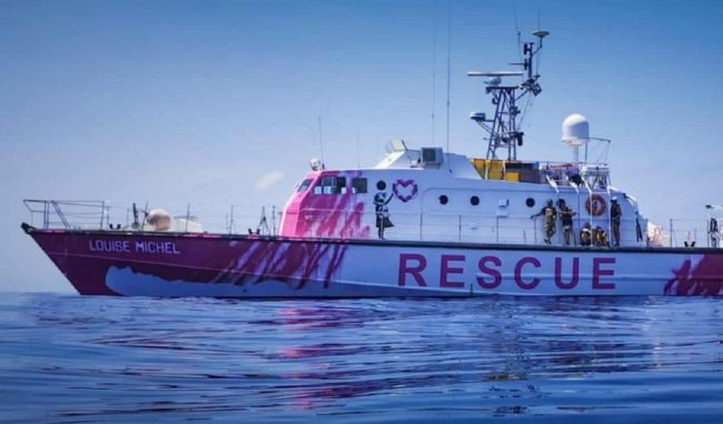 Salvati 35 migranti dalla Louise Michel, c’è una barca in fiamme