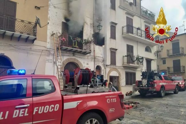 Santo Stefano “di fuoco”, 8 auto incendiate e un uomo intossicato in casa