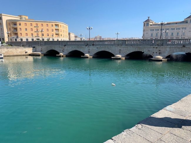 Siracusa, trovato cadavere di un uomo nudo nel ponte Umbertino
