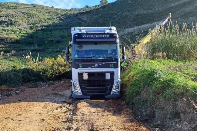 Tir bloccato da due giorni a Gibellina, al via la rimozione