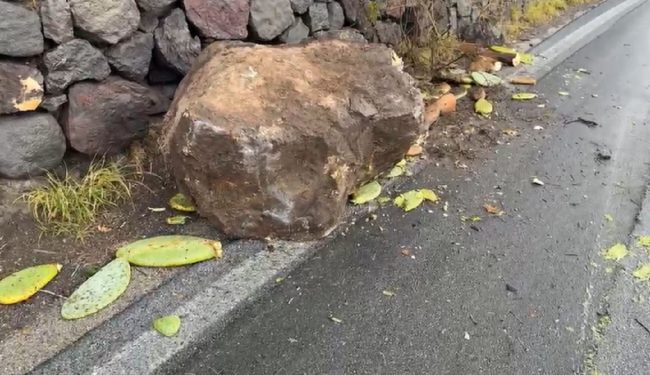 Tragedia sfiorata a Lipari, enorme masso danneggia un’auto: una giovane in ospedale