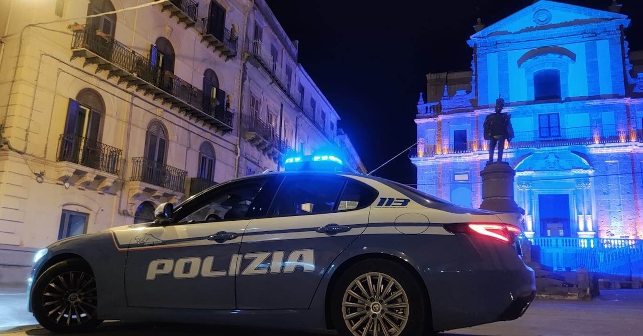 Caltanissetta, cercano di occultare l’hashish in una inferriata: arrestati due minorenni