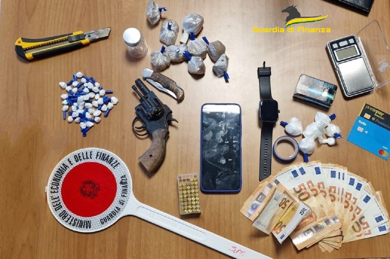 Arrestato pusher a Ragusa, deteneva droga e un’arma clandestina