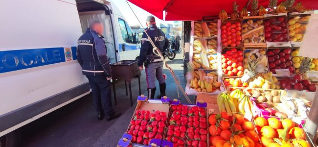 Catania, venditori ambulanti abusivi: sanzioni fino a 8mila euro