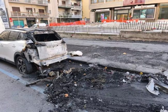 Porsche carbonizzata al viale Vittorio Veneto: indagini in corso