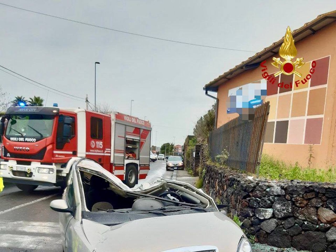 Incidente a Belpasso, giovane si schianta contro un muro