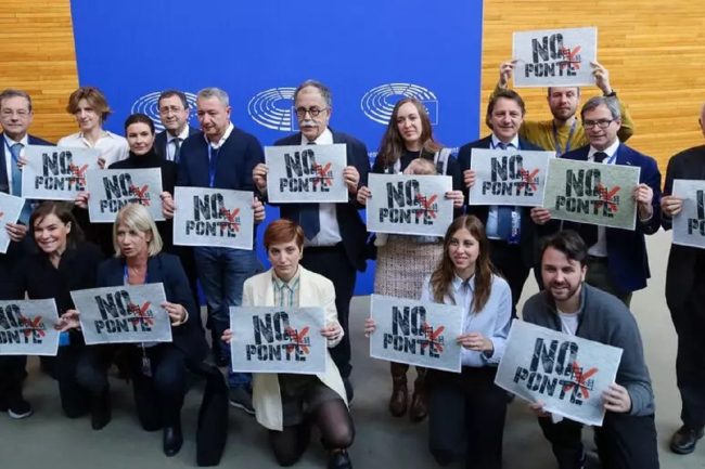 Ponte sullo Stretto, eurodeputati protestano a Strasburgo