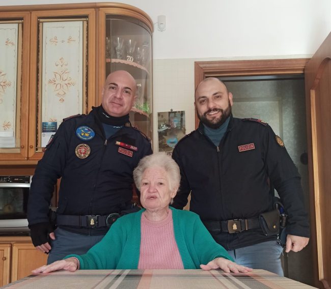 A Capodanno sola in casa, anziana di Adrano chiama la polizia per avere compagnia