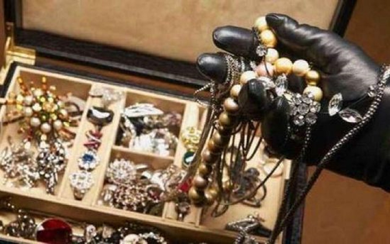 Badante e ladra di gioielli: furti da 20mila euro nel Trapanese