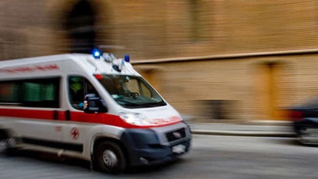 In scooter non si fermano all’alt e colpiscono un’auto: grave 15enne