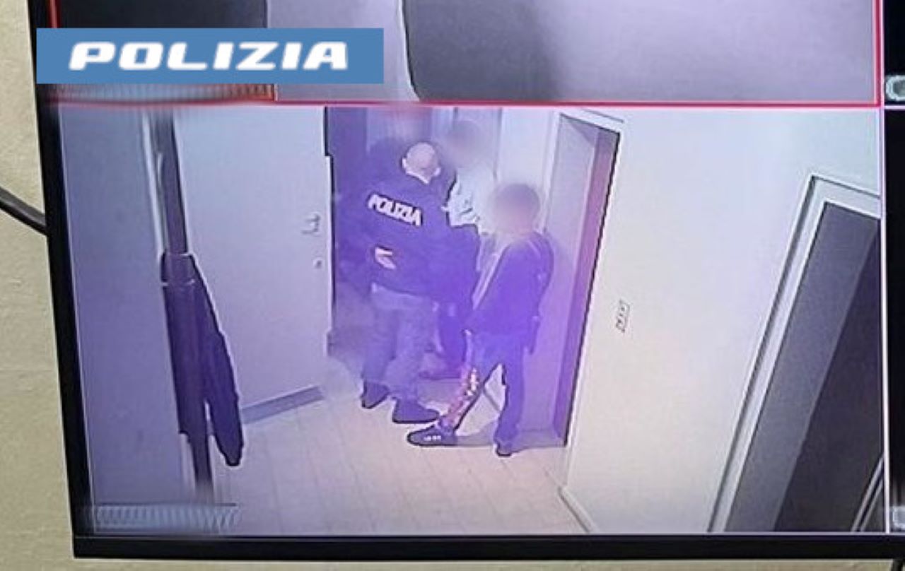 Librino, vuole disfarsi della droga buttandola nel wc: arrestato 18enne