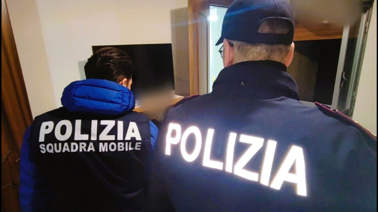 Ricettazione, detenzione di armi e maltrattamenti in famiglia: arrestato 59enne nel Nisseno