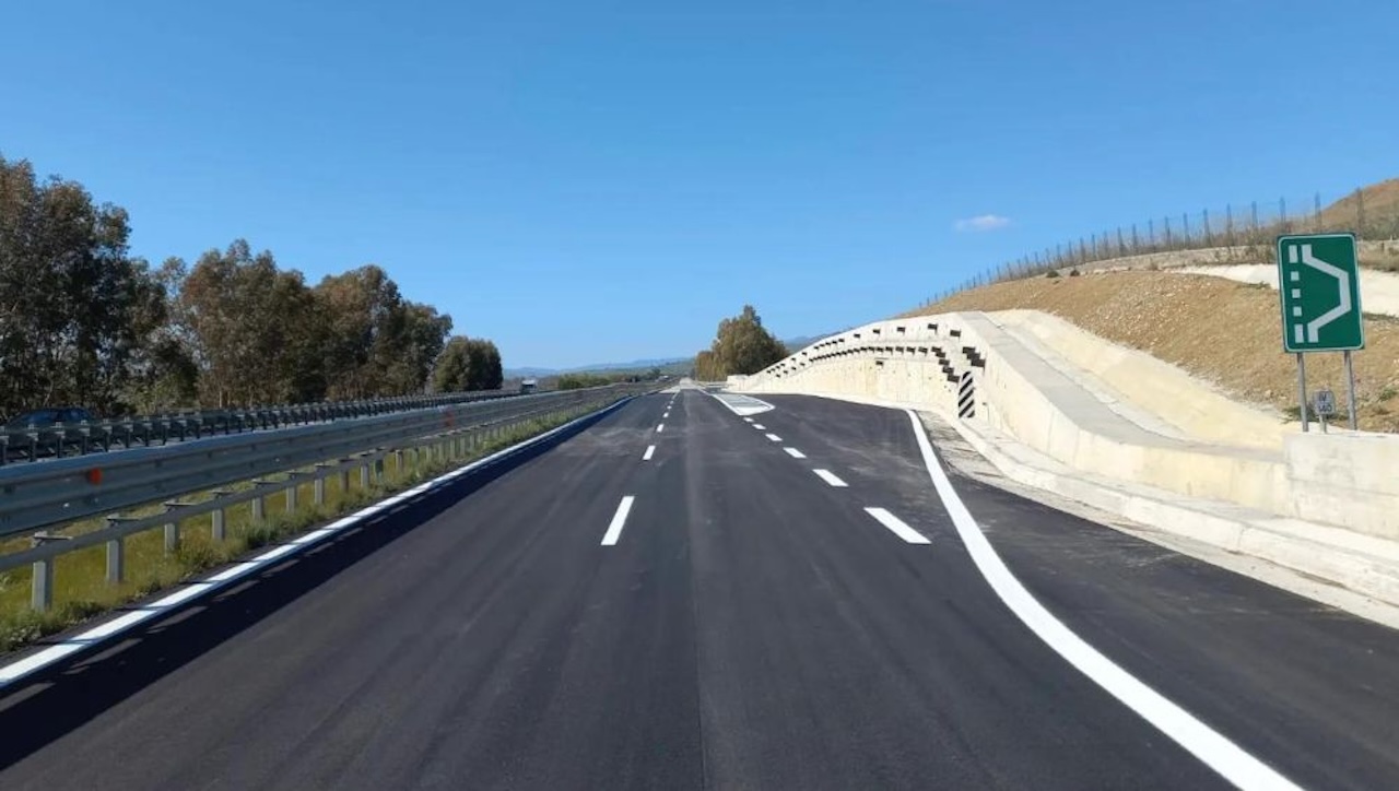 Panico sulla Palermo-Catania, automobile in retromarcia per oltre un chilometro