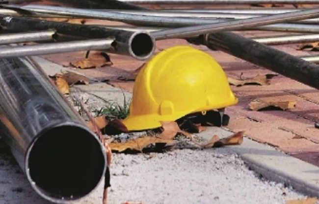 Operaio cade dalle scale mentre lavora in un cantiere a Biancavilla