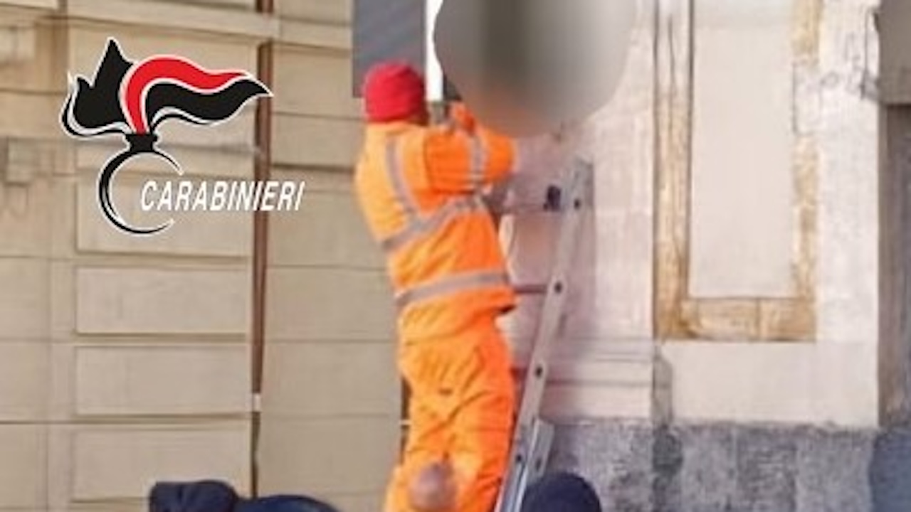 Catania, rimosse insegne pubblicitarie da edificio storico