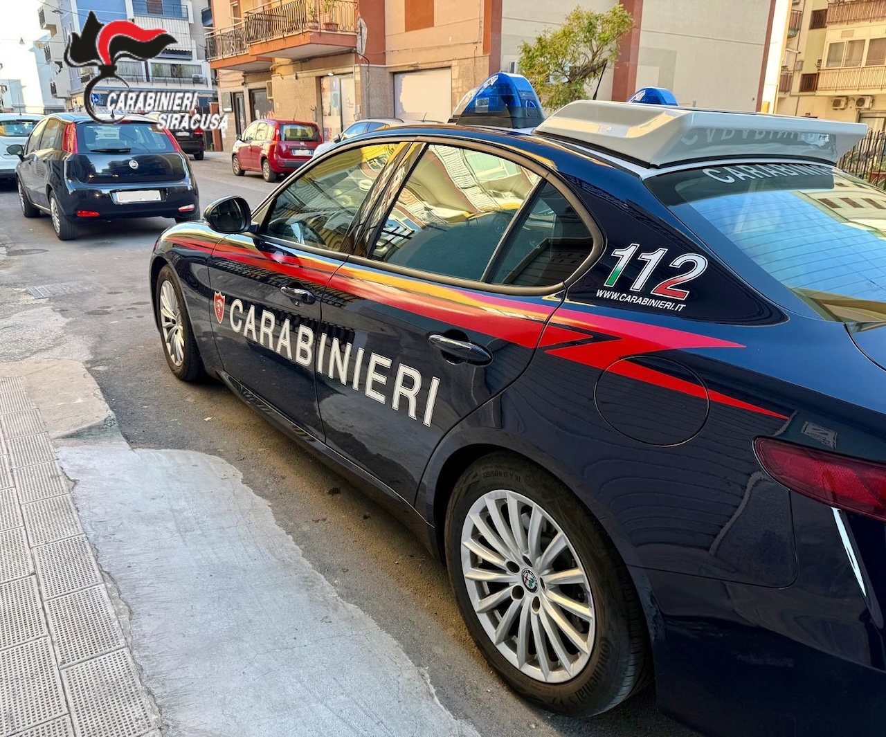 Augusta, rapina un anziano e scappa trascinandolo lungo la strada