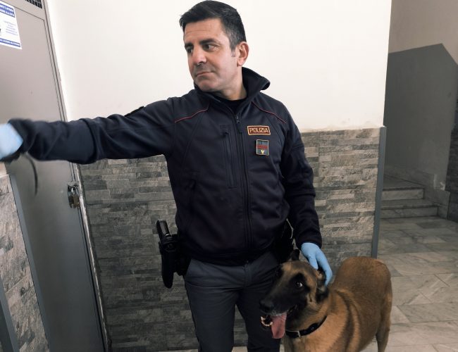 I bambini giocano e il padre davanti a loro “confeziona” le dosi da rivendere: in manette 33enne