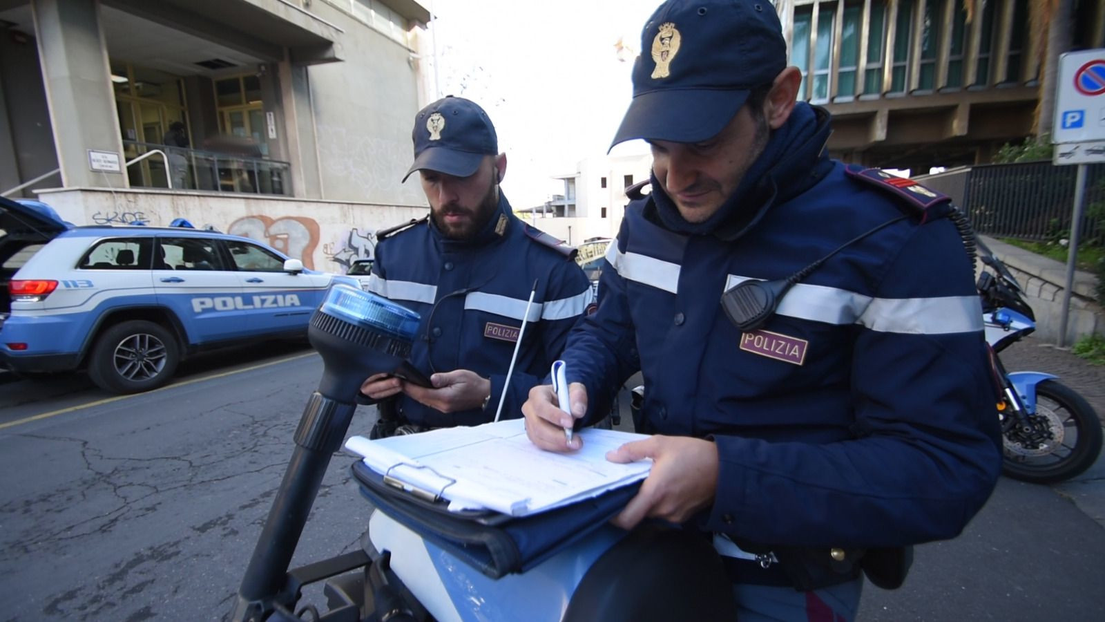 Sosta selvaggia a Catania, fermato parcheggiatore abusivo con 26 chiavi di auto: sanzioni per 50 veicoli