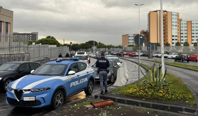 Controlli a Catania, le macchine parcheggiate impedivano l’accesso al Policlinico: i provvedimenti